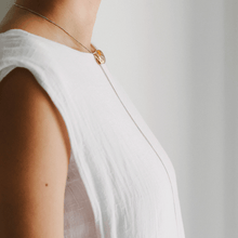 画像をギャラリービューアに読み込む, embryo loop tie necklace