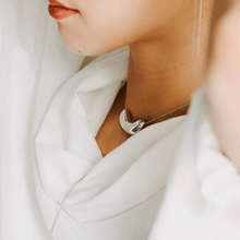 画像をギャラリービューアに読み込む, embryo loop tie necklace