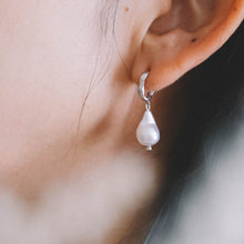 画像をギャラリービューアに読み込む, Akoya baroque pearl earrings single
